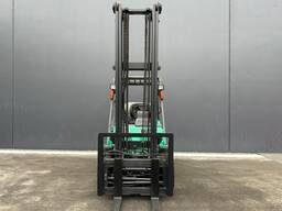 Mitsubishi 3000kg LPG forklift with 5000mm mast, sideshift, fork positioner and weight gau